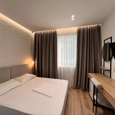 Enzo -central Blloku * Tirana