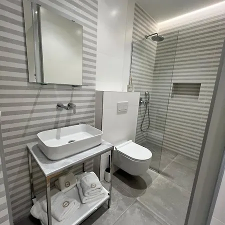 Enzo -central Blloku Tirana