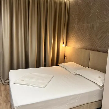 Hotell Enzo & Blloku *
