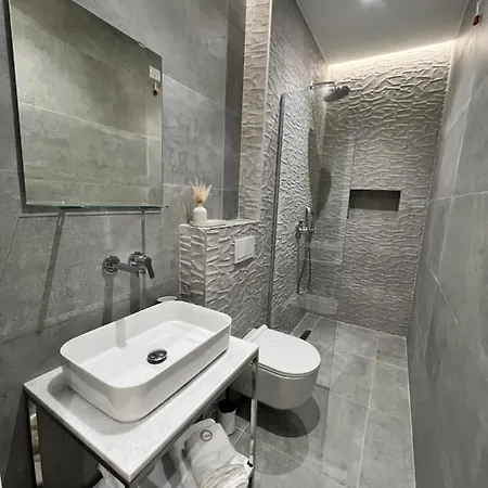 Enzo -central Blloku * Tirana