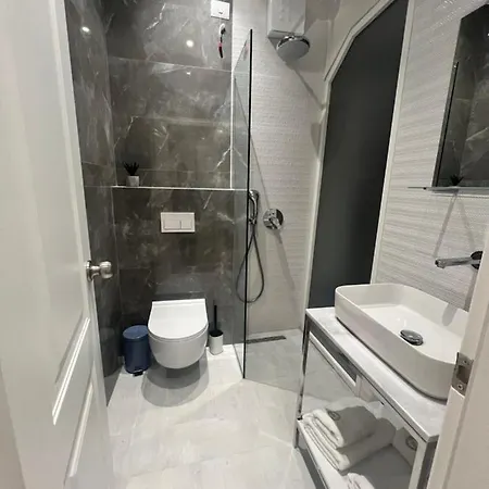 Enzo -central Blloku ホテル *