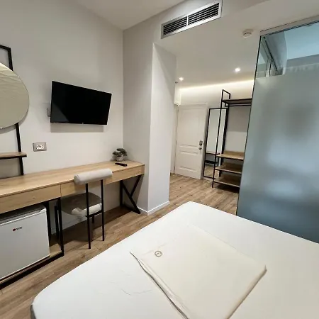 Enzo -central Blloku * Tirana