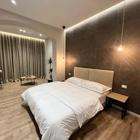 Enzo -central Blloku * Tirana