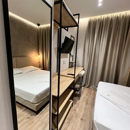Hotel Enzo & Blloku *