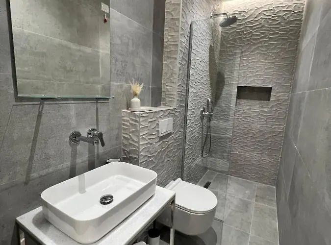 Enzo -central Blloku * Tirana